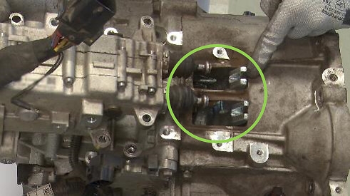 STEP 7 - Mount the actuator on the gearbox and insert the cylinder on the forks manually
