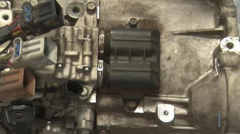 STEP 9 - Reinstall the plastic top with 2 screws. Use flat wrench 12. Tightening torque 25 Nm