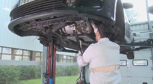 STEP 1 - Remove the gearbox using a hydraulic lift table.