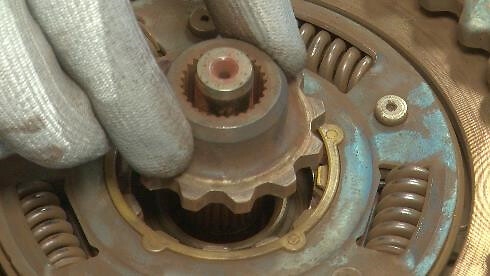 STEP 4 - Remove manually  the top hub of DDC package