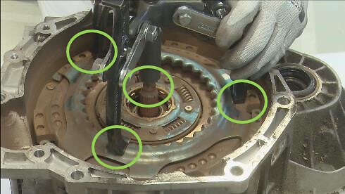 STEP 6 - Mount DDC Remover (DDCT-02) on the DDC, the axe must be in contact with primary shaft and each leg must be placed below the cover plate