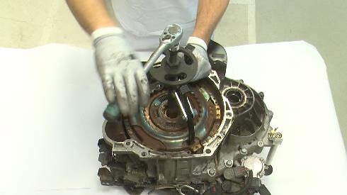 STEP 7 - Screw it using a wrench (19) until DDC bearing is completely removed from the primary shaft. 