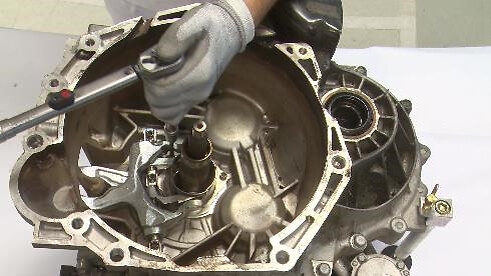 STEP 6 - Tighten 3 screws (M6) to fix new guide tube to gearbox housing. Use Allen wrench 5 - Tightening torque 15Nm