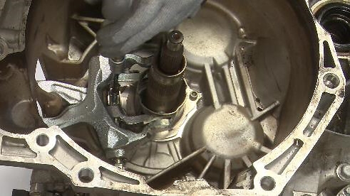 STEP 7 - Tighten 3 screws (M6) to fix new forks to gearbox housing. Mount release bearing. Use Allen wrench 5- Tightening torque 15Nm: only fits in one position