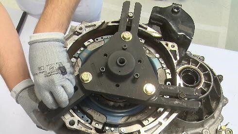 STEP 4 - Place the complete DDC installer  (DDCT-01) on the gearbox